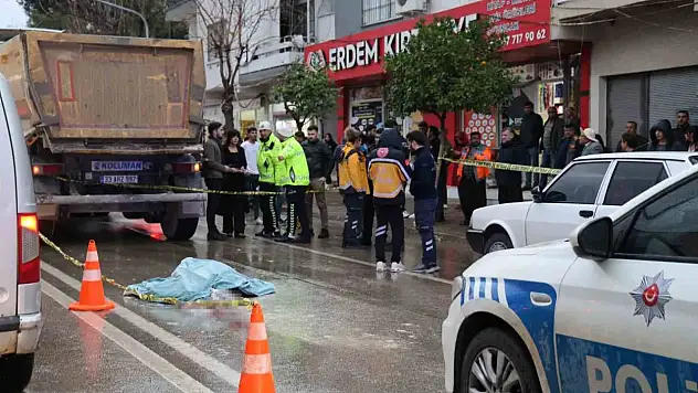 Yolun karşısına geçmek isterken canından oldu