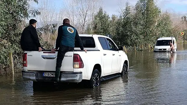 Kozan'da çay taştı yollar göle döndü