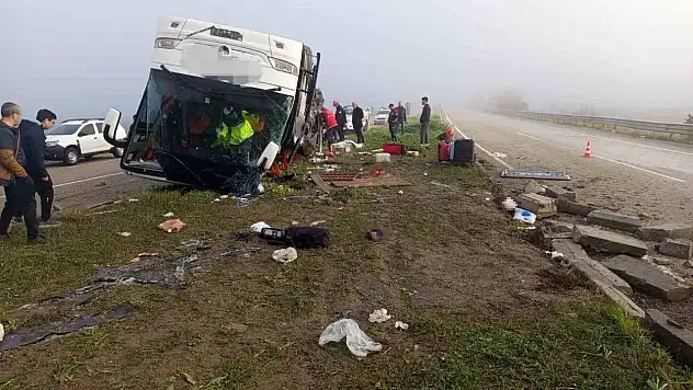 Bayram sabahı acı olay! Yolcu otobüsü devrildi
