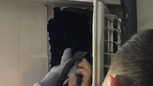 Kuaförün havalandırma boşluğuna sıkıştı