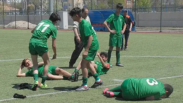 Küçük futbolcuları hüngür hüngür ağlatan penaltılar