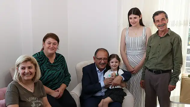 Küçük kızın yaptığı hareket herkesi gülümsetti!