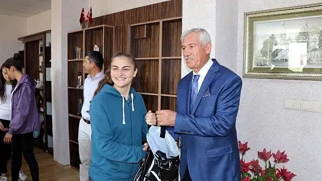 Kupalarını aldılar, mutluluklarını Osman Elmalı ile paylaştılar
