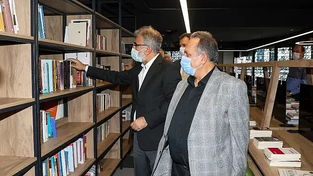 7/24 Kütüphane'ye ilk kitap bağışı Taner Yıldız'dan
