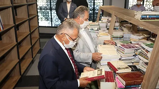 7/24 Kütüphanede raflar kitaplarla buluştu
