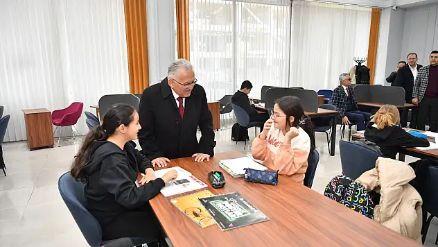 'Kütüphanesiz şehirler çiçeksiz bahçeye benzer!'