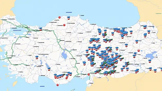 Kuvvetli kar yağışı ulaşımı felç etti
