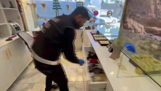 Polis kuyumcu kılığındaki tefecilere geçit vermedi