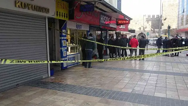 Kuyumcuda bıçaklı kavga!