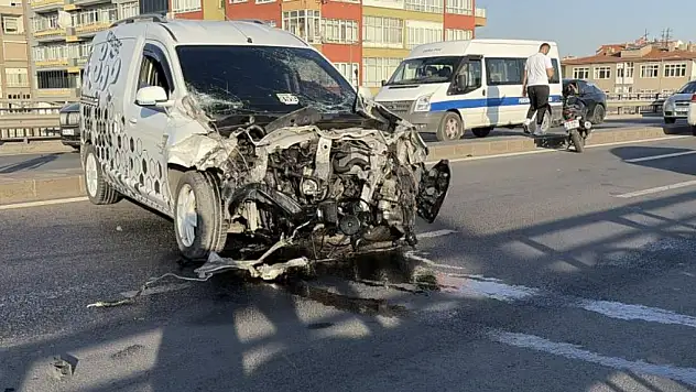 Kayseri'de hafif ticari araç bariyerlere ok gibi saplandı