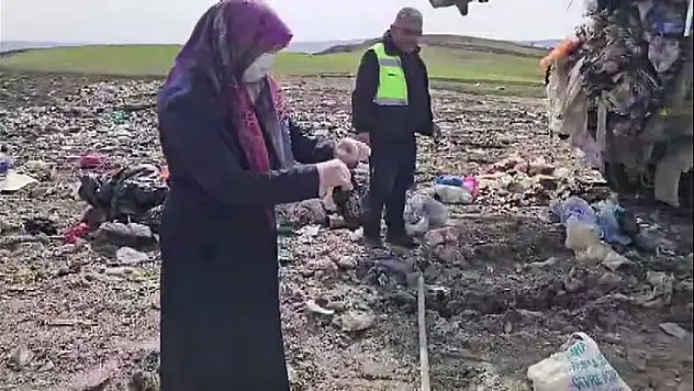 Çöpe atılan altınları belediye personeli buldu