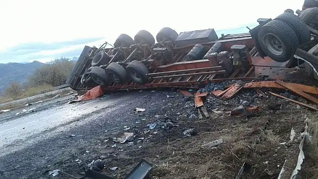 Lahana yüklü kamyon devrildi: 1 yaralı