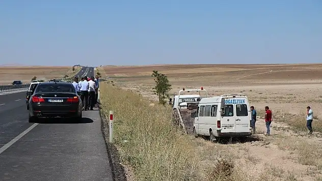 Lastiği patlayan yolcu minibüsü şarampole yuvarlandı: 17 yaralı
