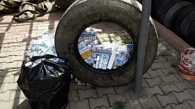 Çekici dorse lastiğinde kaçak sigara yakalandı