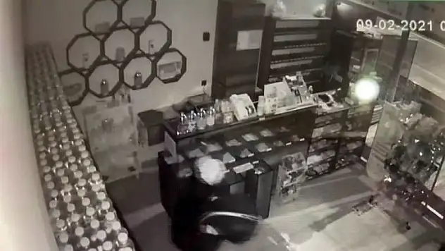 Levye ile girdiği kuruyemişçiden 18 bin TL'lik mal çaldı