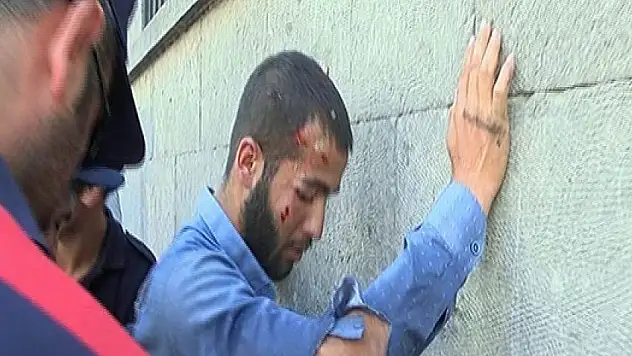 Linç edilmekten polis kurtardı
