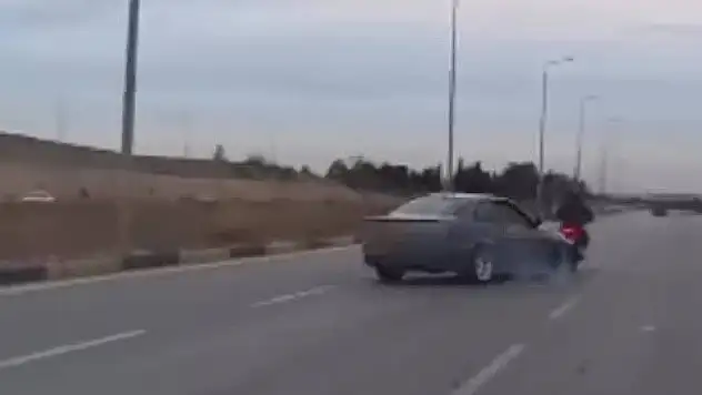 Lüks otomobil ile drift atarken motosikletliye çarpıyordu!