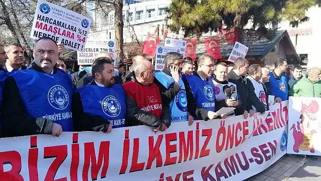 Maaş bordroları yakıp, zamma tepki gösterdiler