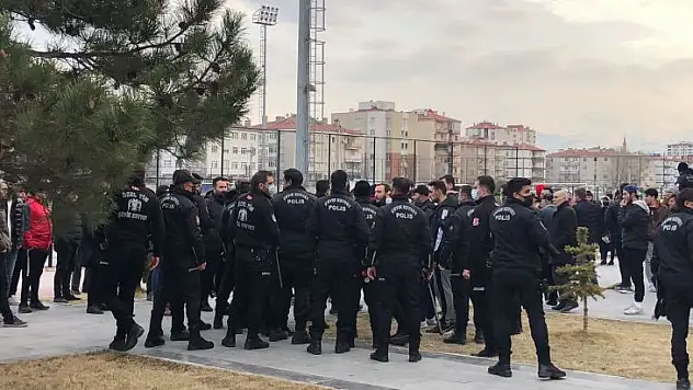 Maç sonu saha karıştı