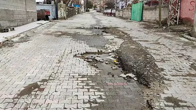 Mahalle sakinleri böyle isyan etti: Yıllardır oy verdik, ama hizmet görmedik! Bıktık…