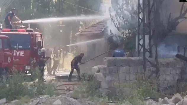 Mahallede korkutan yangın! Alevler bir anda yayıldı! Dumandan göz gözü görmedi