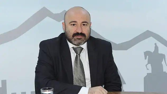 Mahiroğlu ve Özbek Belediye Meclisinden istifa etti