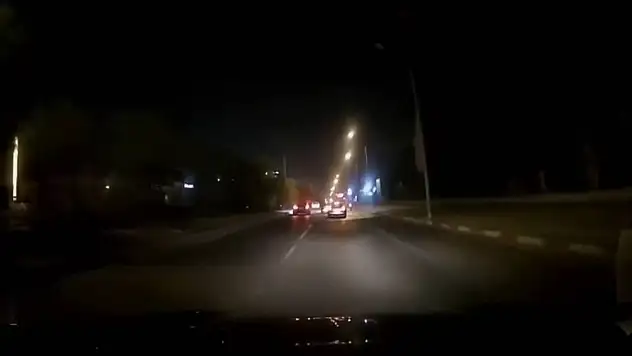 Makas atan otomobil iki genci yola savurdu