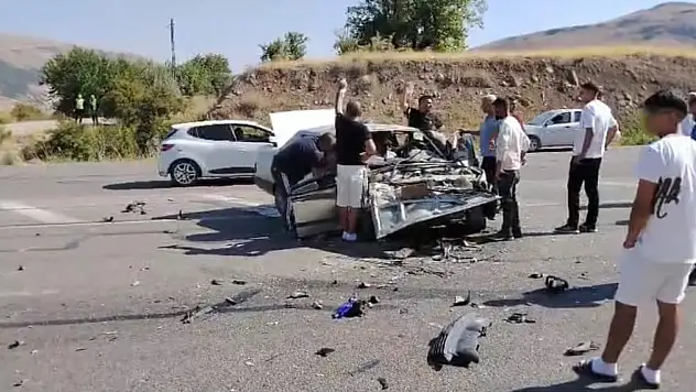 Malatya-Kayseri yolunda kaza: İki otomobil kafa kafaya çarpıştı!