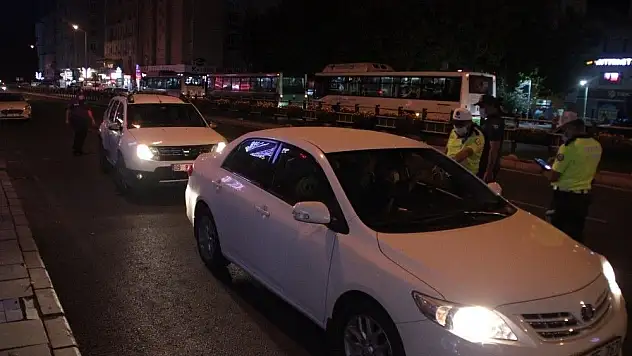 Maske takmayan vatandaştan ceza yazan polise tepki
