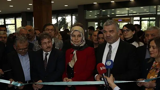 Meclis üyesinden kimsesizler yararına sergi