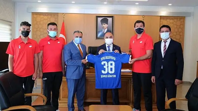 Mehmet Cabbar ve Develi Belediyespor kulübünden Vali Günaydın'a ziyaret