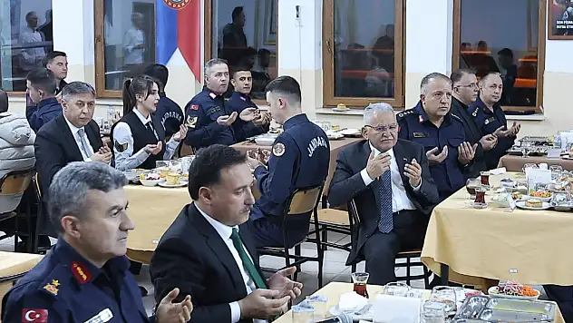 Mehmetçik'in sofrasına bakın kimler misafir oldu