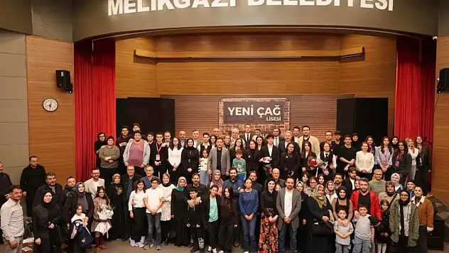 Mektep Melikgazi öğrencilerinin hazırladığı tiyatro oyunu büyük ilgiyle izlendi