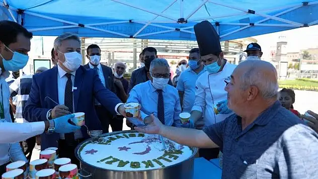 Melikgazi Belediyesi'nden vatandaşlara aşure ikramı