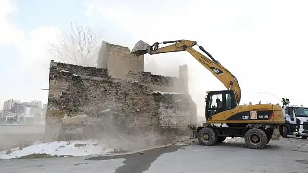 Melikgazi'de metruk bina yıkımları devam ediyor