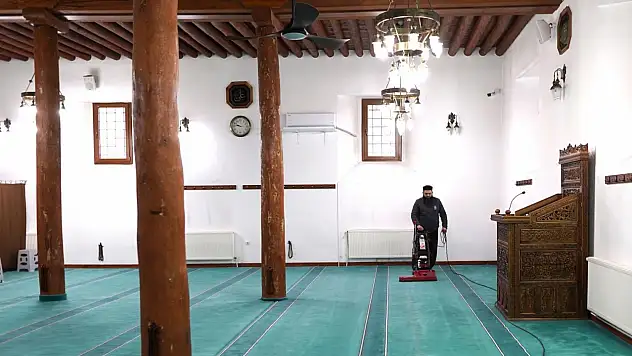 Melikgazi'de camiler temizleniyor