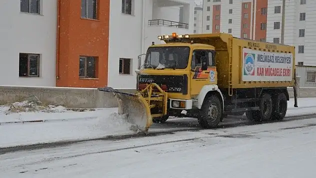 Melikgazi'de kar temizleme ekipleri harekete geçti