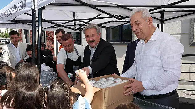 Melikgazi'de karne heyecanı: Başkan Palancıoğlu öğrencilerin sevincine ortak oldu