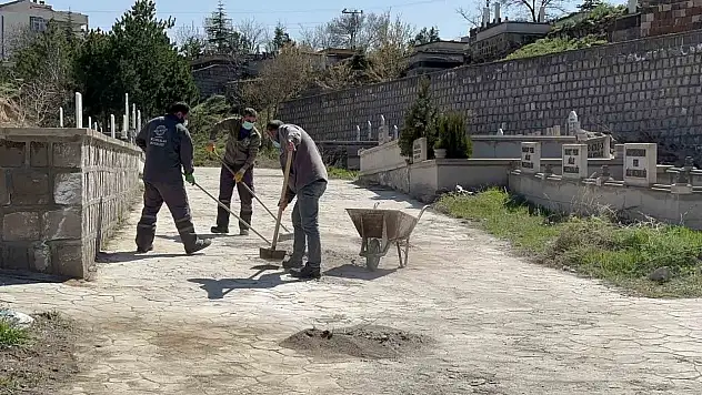Mezarlıklar bayrama hazırlanıyor