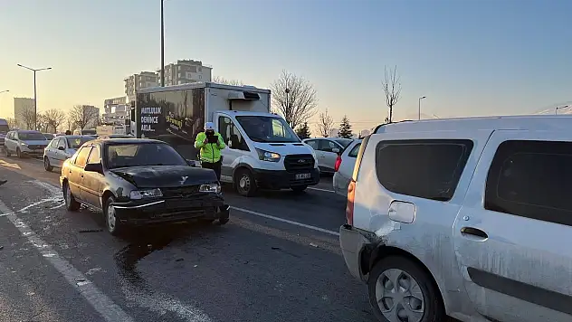 Melikgazi'de zincirleme kaza: 2 yaralı