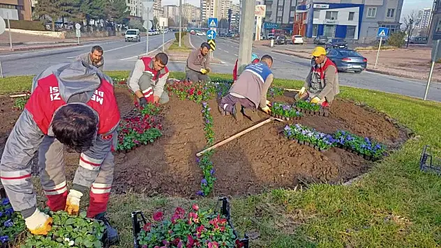 Melikgazi'de kavşaklar renkleniyor...