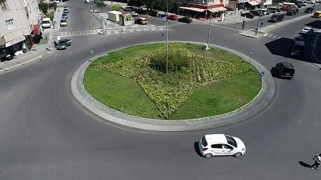 Melikgazi'nin kavşakları yeşillendi