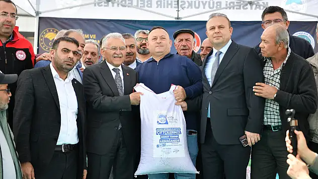 Memduh Büyükkılıç: Üreten çiftçimizin yanındayız