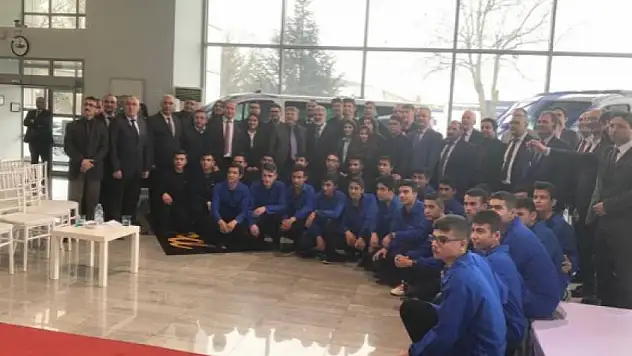 Metinler Aracılığıyla FORD Otosan'dan  Liselere  Anlamlı Hibe