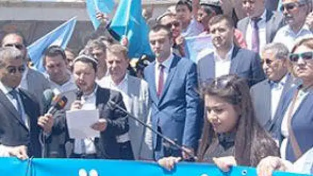 MEYDAN'DA ÇİN BAYRAĞI YAKTILAR