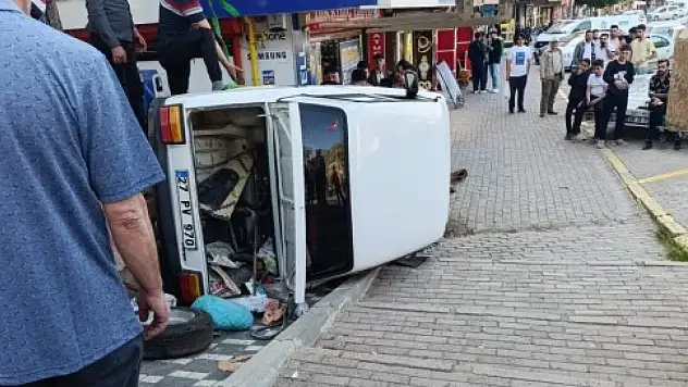 Meydan'da otomobil yan yattı: 1 yaralı