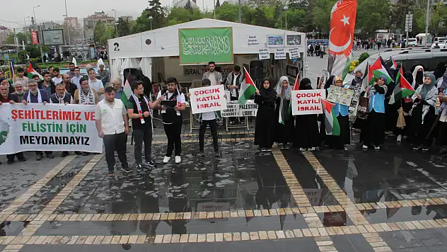Meydanda protesto