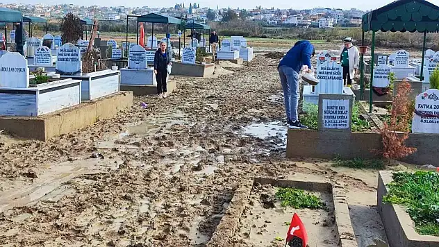 Adana'da sel mezarlığı yuttu: Mezarlar kayboldu