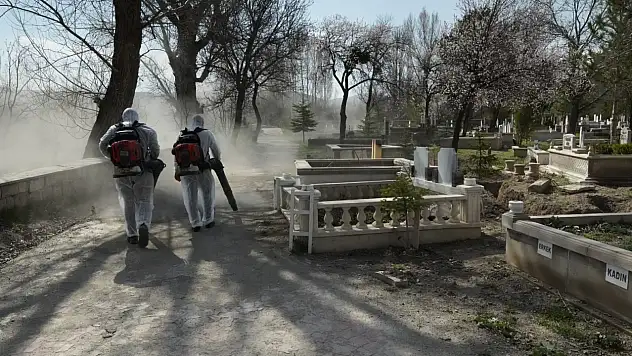 Mezarlıklar bayrama hazır