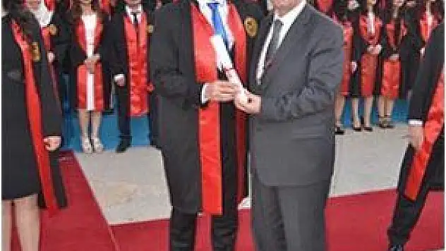 MEZUNİYET BELGESİNİ BABASININ ELİNDEN ALDI